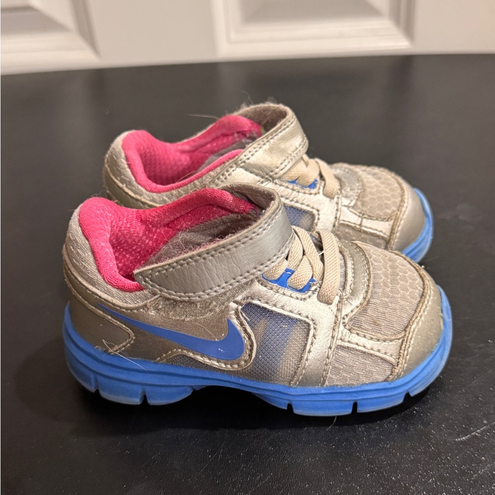 Nike silver and Blue Sneakers with Velcro Closure size6.5C 457048-010